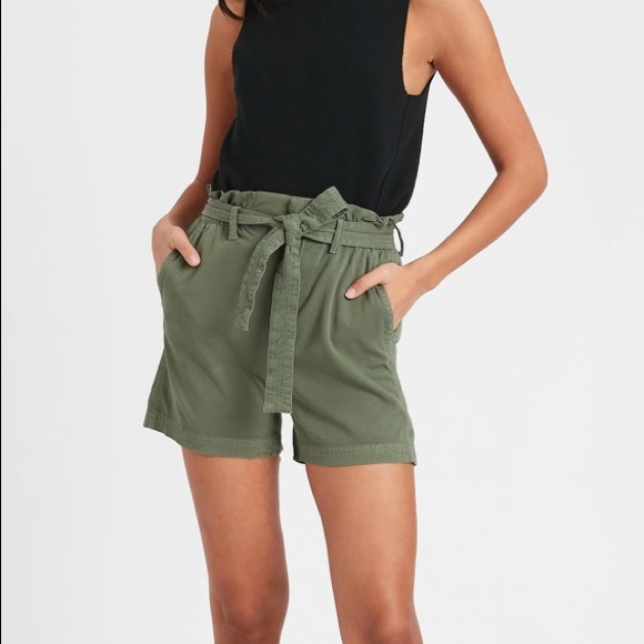 Banana Republic Pants - Banana Republic high rise 4” Stretch Shorts